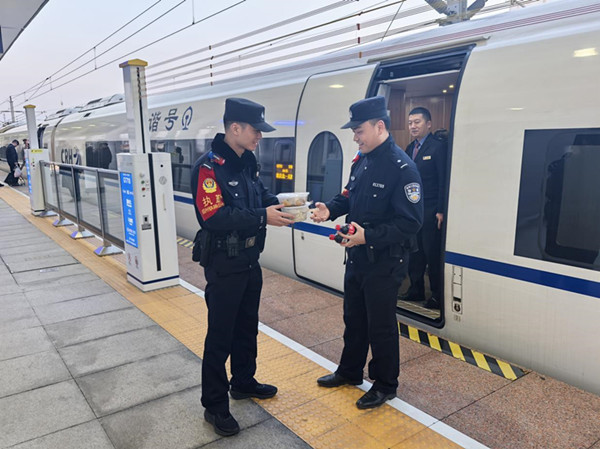 河南郑州铁路公安处禹州高铁站派出所： 用心服务暖旅客 守护旅客安全