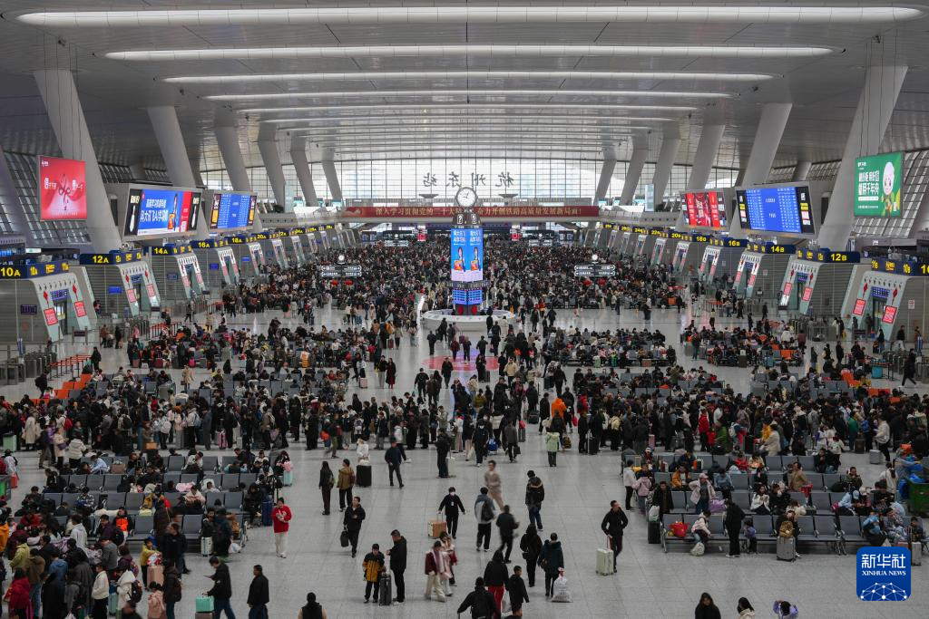 全国铁路迎来返程客流最高峰