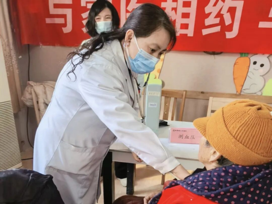 新野县人民医院老年医学科开展养老中心健康义诊活动