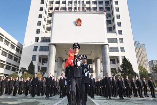 南阳宛城区法院节后首个工作日举行升国旗仪式
