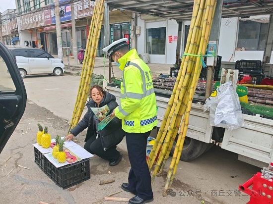 商丘交警走进集市开展交通安全宣传活动