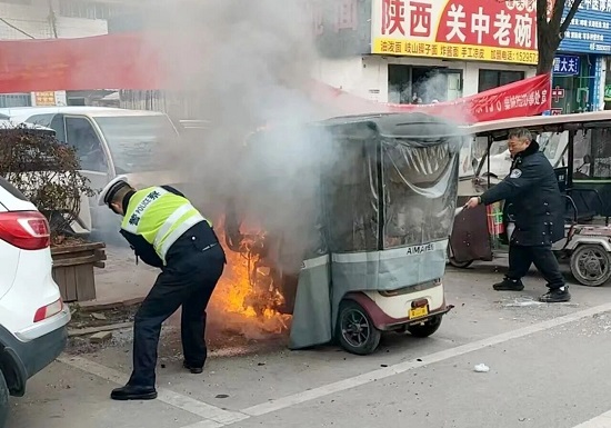 点赞!路边电动三轮车突发自燃 ,人民医院消防站与交警联手快速处置化险为夷