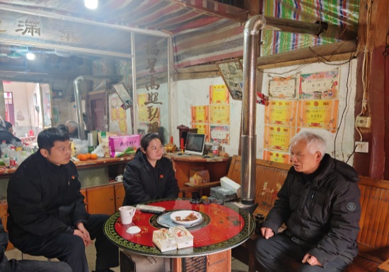 邓州市法院:走访慰问送关怀 情暖老党员心间