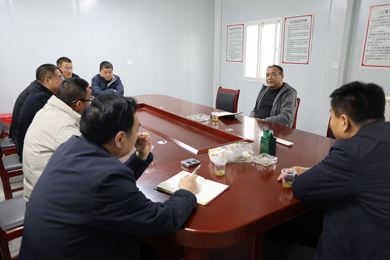 商丘市示范区管委会副主任吴新林召开亿特森年产12亿安时高功率锂离子电芯项目推进会