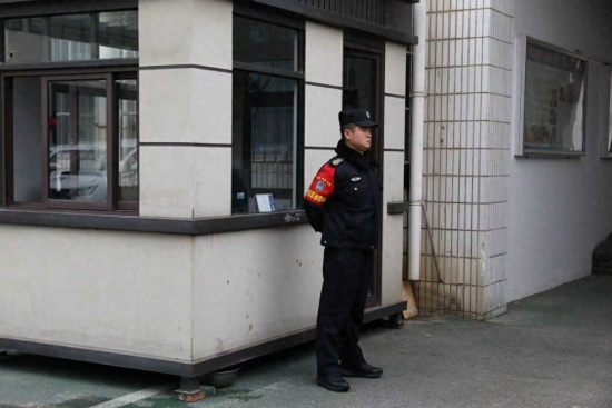 河南南阳：执勤保安遇险情 挺身而出降“火龙”