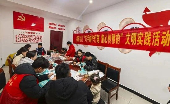 商丘市梁园区白云街道:开展“巧手制作灯笼 童心传雅韵”主题活动 图片