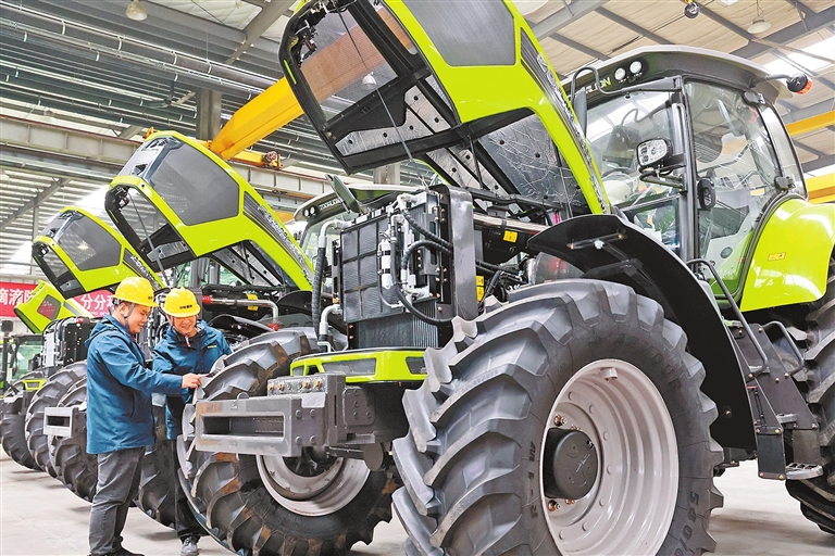 中联重科开封工业园工人全力赶制拖拉机订单 