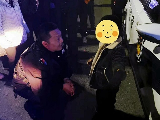 商丘市公安局梁园分局:萌娃公园走失哭泣 警民接力助其回家