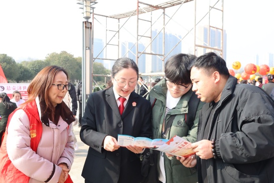 邓州市法院：传承雷锋精神 守护万家“她”权益