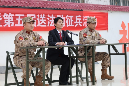 镇平县法院为预定新兵送上专属法治“大礼包”