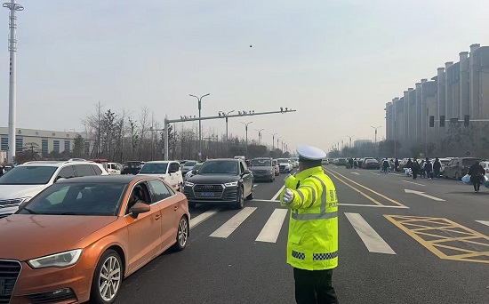 开学第一天 商丘交警全力以“护”保畅通