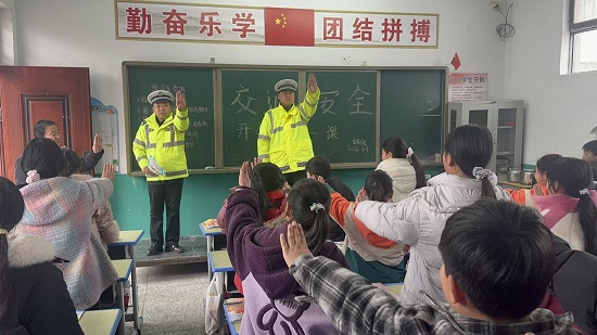 商丘交警上好“开学第一课” 敲响交通安全铃
