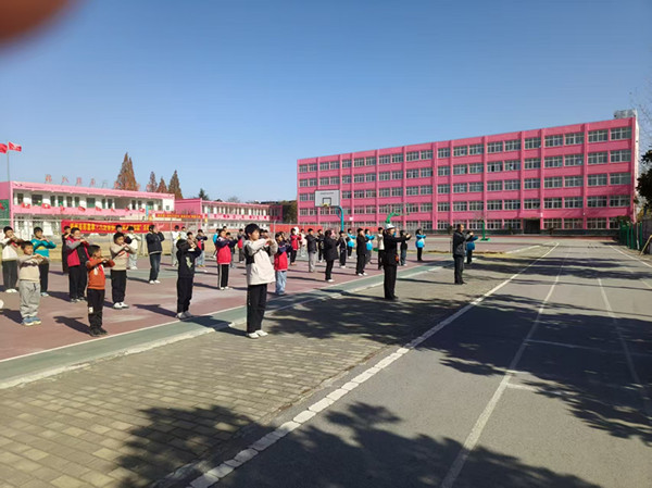 弘扬雷锋精神 武术润育童心——邓州市形意八卦掌协会公益进校园