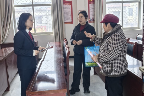 法官回复现场群众提出的问题