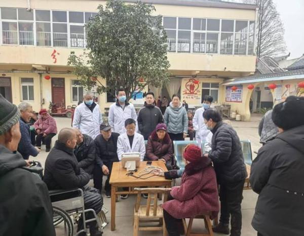 邓州市都司镇卫生院走进幸福养老院开展学雷锋义诊活动
