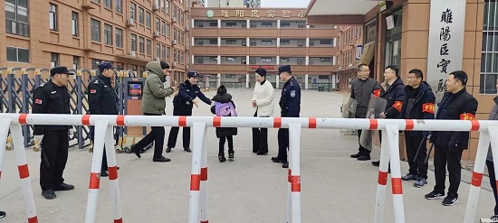 商丘市公安局睢阳分局睢阳公安：站好“护学岗” 上好“第一课” 全力护航新学期