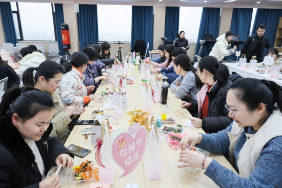 方城县法院举办“三八”妇女节非遗手作主题活动