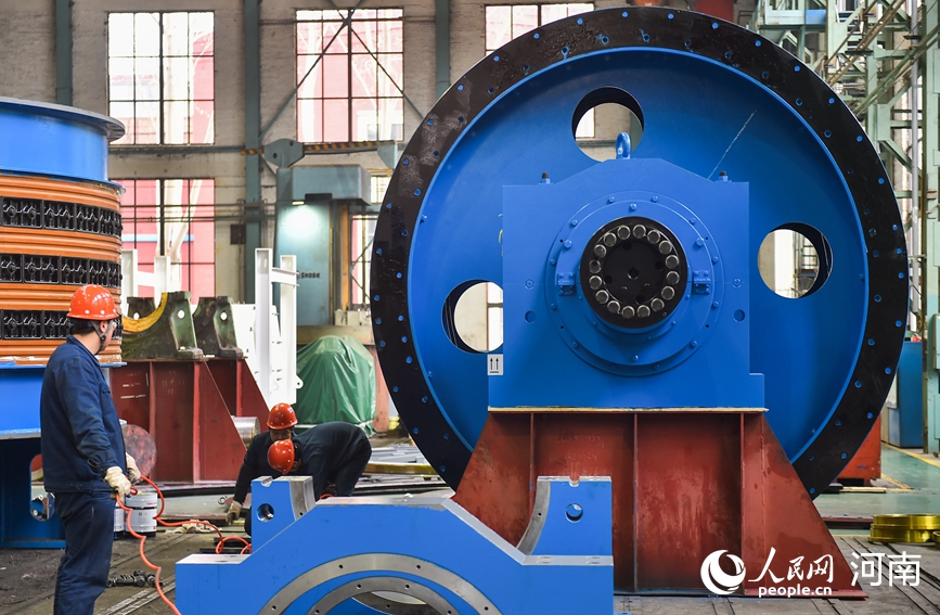 河南洛阳：开足马力赶订单