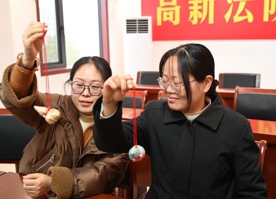 南阳高新区法院组织开展“法润芳华 巧手织香”活动