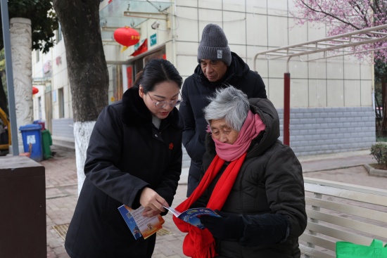 镇平县法院：巾帼学雷锋 普法“零距离”
