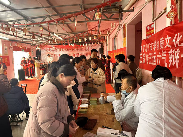 践行雷锋精神  养老院里春意暖