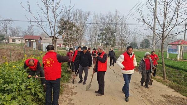 邓州市张楼乡：春风添绿学雷锋 植树护绿美家乡 