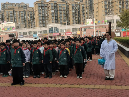 以演筑防 守护平安——鹤壁市明志小学开展新学期消防疏散演练