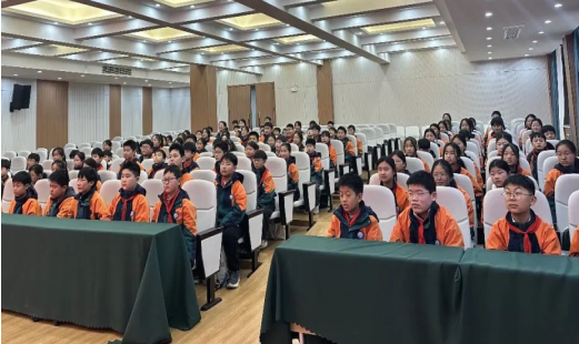 悟初心 立远志 逐梦行——鹤壁市致诚小学开展《钱学森》主题观影活动市致诚小学