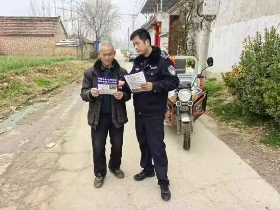 商丘市公安局梁园分局水池铺派出所民警深入辖区开展禁毒禁种宣传