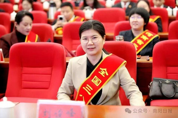 爱岗敬业三十年  深耕教育沃土显初心  ——访“全国三八红旗手”获得者、河南省南阳市三中女校长刘俊峰