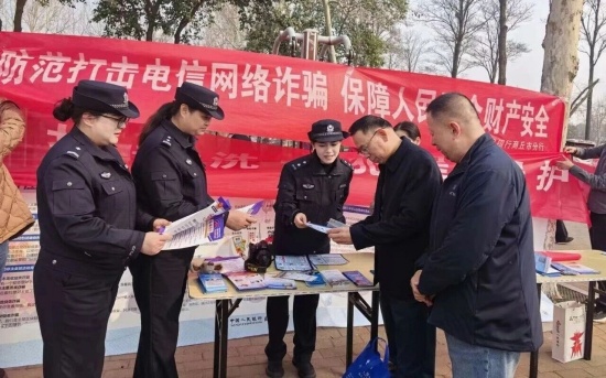 商丘市公安局睢阳分局刑事侦查大队反诈现场直击!警银联手守好群众的钱袋子!