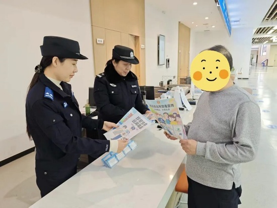 商丘市公安局梁园分局建设派出所户籍窗口禁毒宣传:平安办证,无毒相伴
