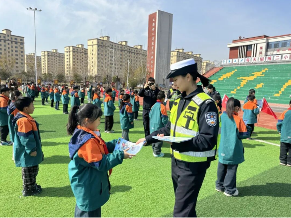 交通安全进校园 平安护航伴成长——鹤壁市淇水关小学开展交通安全专题讲座
