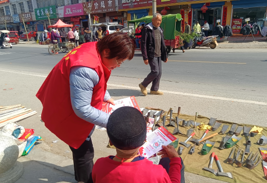 内乡县赵店乡：法治宣传进集会 普法服务入民心
