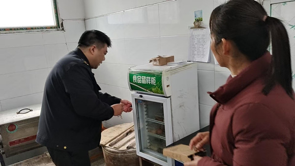 邓州市夏集镇市场监管所:守护舌尖安全 优化营商环境