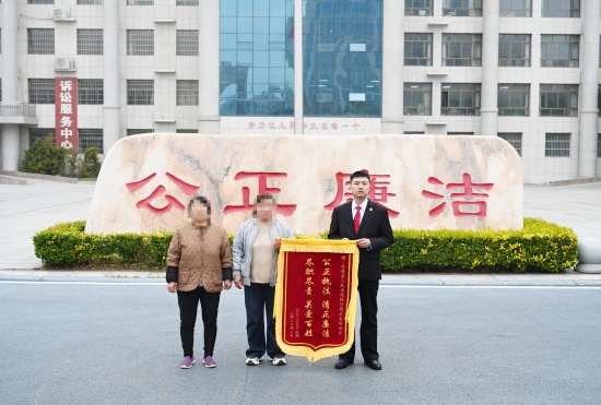 社旗县法院：锦旗映照司法情 柔性执行护成长