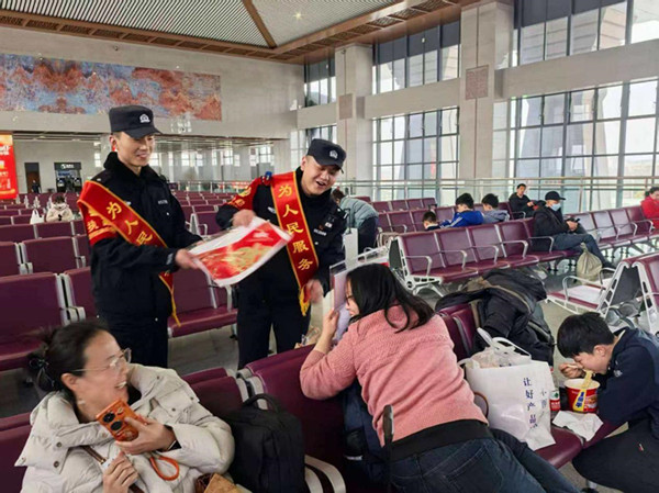 河南省郑州铁路公安处禹州站派出所: 站内开展反诈宣传 用心守护旅客钱袋子