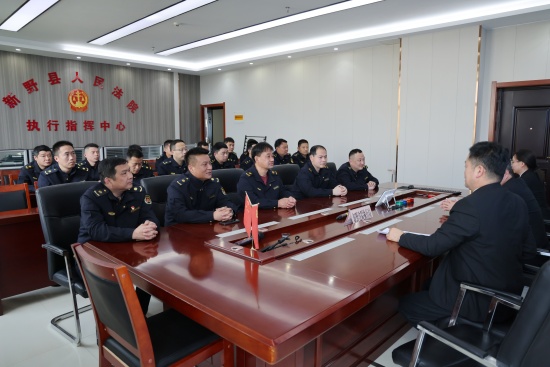6、新野县法院执行局与新野县城管局执法大队召开专题座谈会