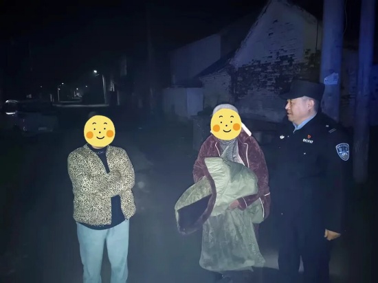 商丘市公安局梁园分局李庄派出所民警帮助走失老人找到家人