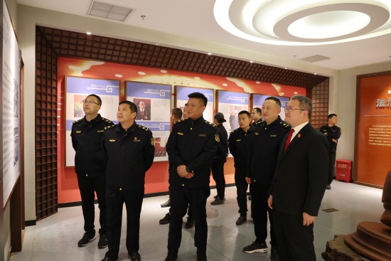 3、法院干警为城管执法队员讲解法治文化展馆