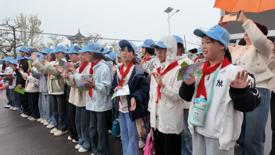 梨花映安全 护航乡村游——商丘市应急管理局走进宁陵县万亩梨园开展安全宣传活动