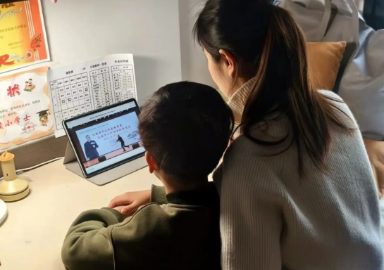 国学润家教 同心育花开——鹤壁市致远小学组织观看“鹤壁市家庭教育名家讲坛”