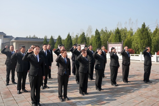 南阳宛城区法院开展清明祭英烈活动