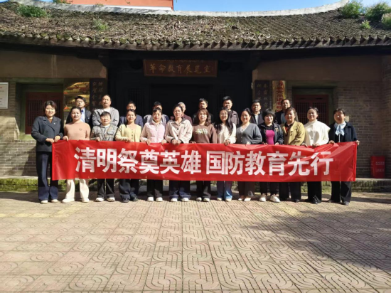 内乡县赤眉镇：清明祭奠英雄 国防教育先行