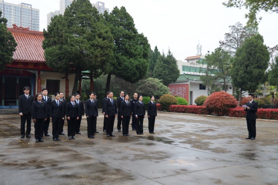 新野县法院：翠柏青松伴英烈 清明祭扫寄哀思
