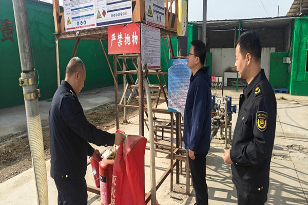 邓州市夏集镇执法大队:检查危化品安全 护航营商环境