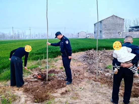 商丘市公安局梁园分局观堂派出所：田间地头化纠纷 邻里握手共和谐