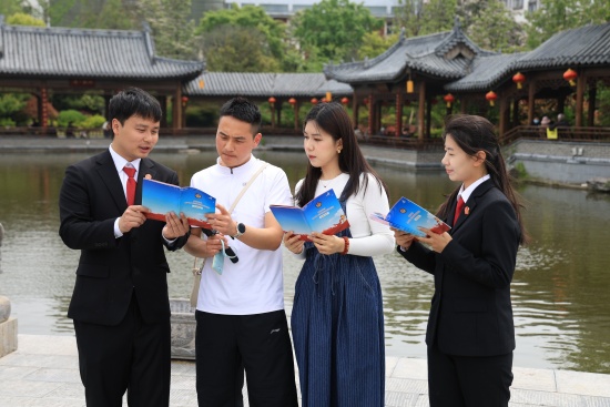 南阳卧龙区法院走进武侯祠开展全民国家安全教育日普法宣传活动