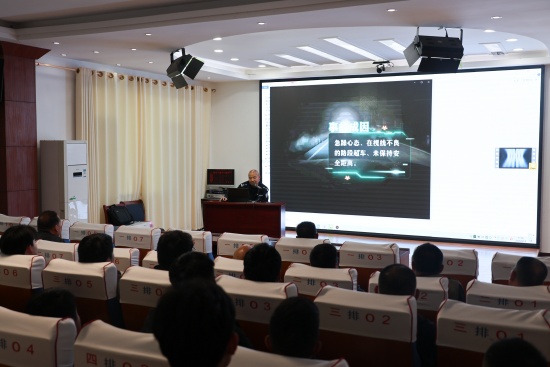 方城县法院召开驾驶员安全驾驶培训会