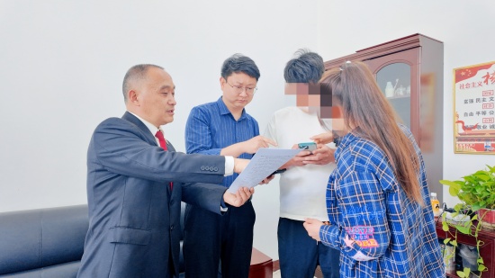 内乡县法院:深耕基层解纷争 司法为民绘“枫”景